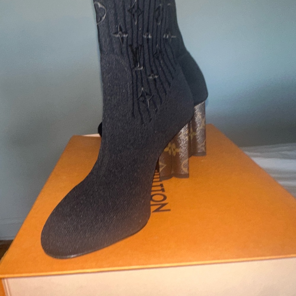 uis Vuitton
LV Monogram Embroidered Accent Sock Boots - Picture 2 of 6